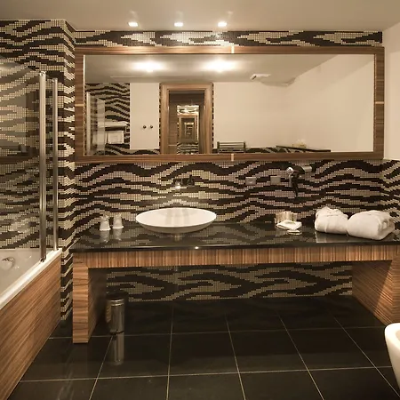 Отель Art William 4*