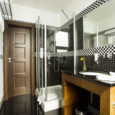 Art William Hotell 4*